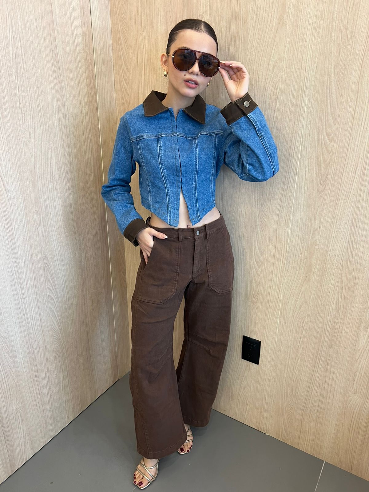 CHAQUETA TIPO CORSET CORTA CON CUELLO EN CONTRASTE