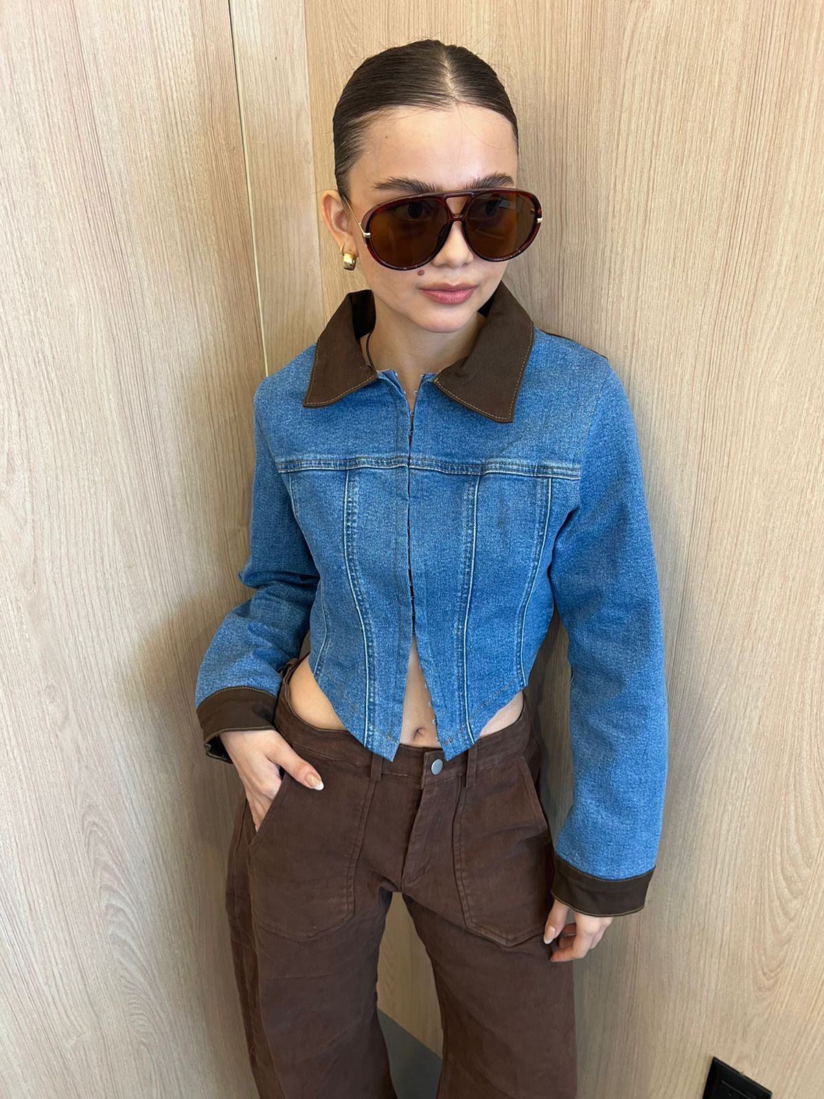 CHAQUETA TIPO CORSET CORTA CON CUELLO EN CONTRASTE