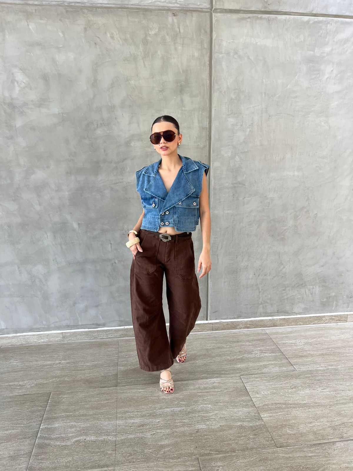 CHALECO DENIM CON CUELLO EN V Y BOLSILLOS OVERSIZE