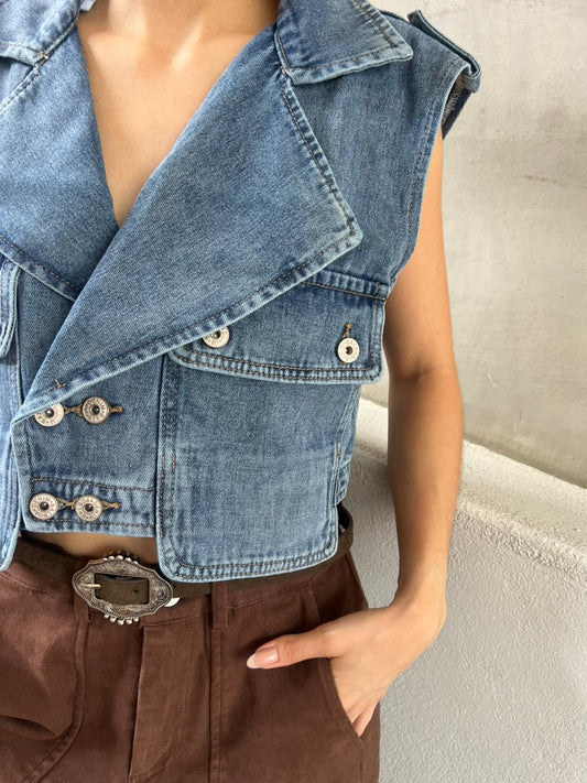 CHALECO DENIM CON CUELLO EN V Y BOLSILLOS OVERSIZE