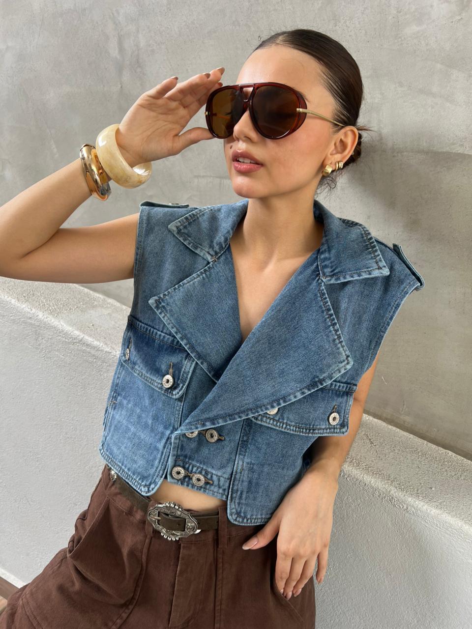 CHALECO DENIM CON CUELLO EN V Y BOLSILLOS OVERSIZE